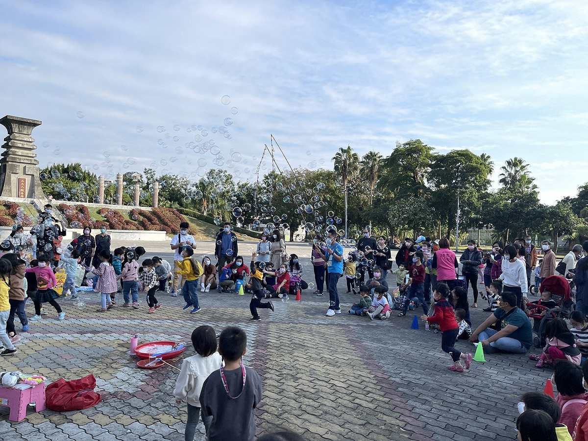 台中市東區聖誕親子泡泡派對，親子同樂歡笑聲不斷。 台中市議員邱素貞/提供