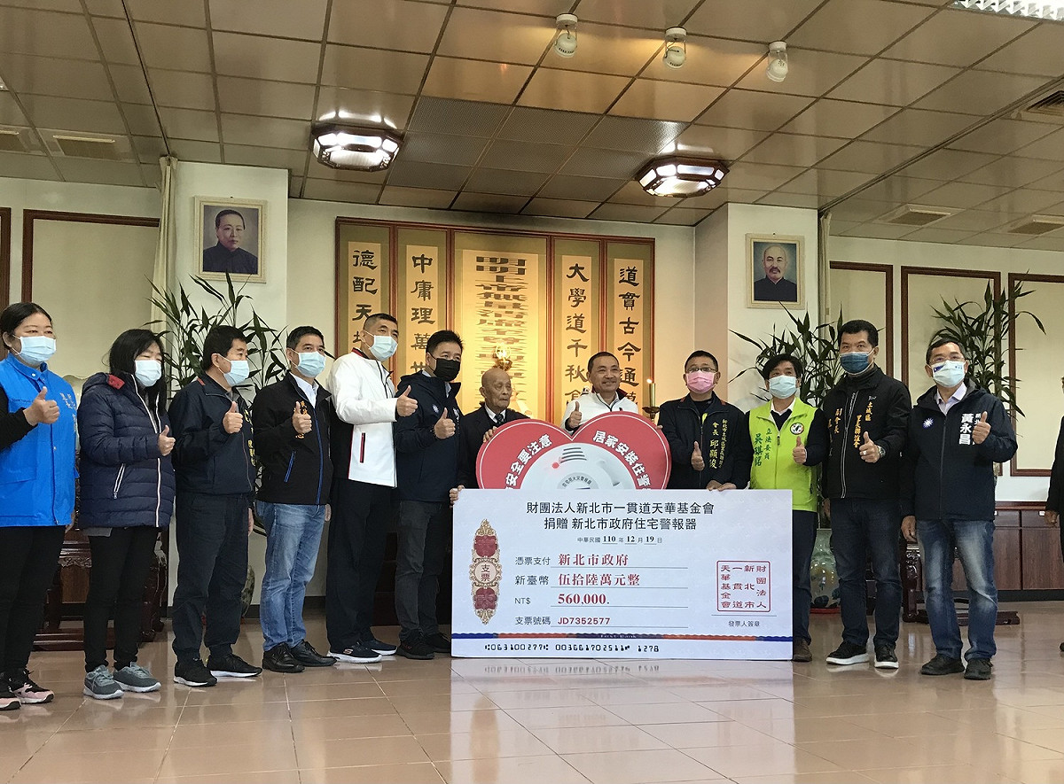 侯友宜感謝寺廟秉持明明上帝救度眾生的精神，弘揚優良宗教民俗，積極推動公益慈善事業。 圖：新北市民政局提供