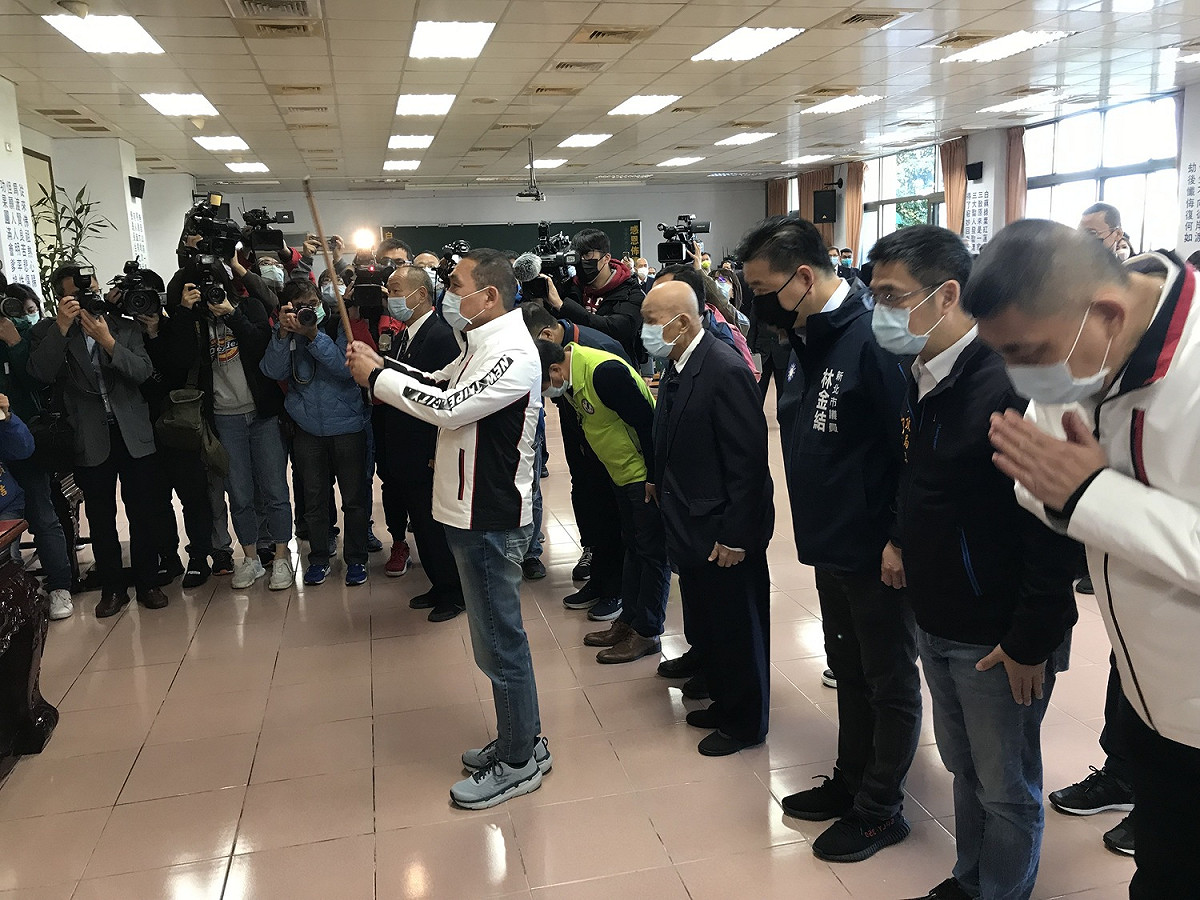 福山天惠發放民生物資並捐贈市府住宅用火災警報器2000個，侯友宜前往代表受贈。 圖：新北市民政局提供