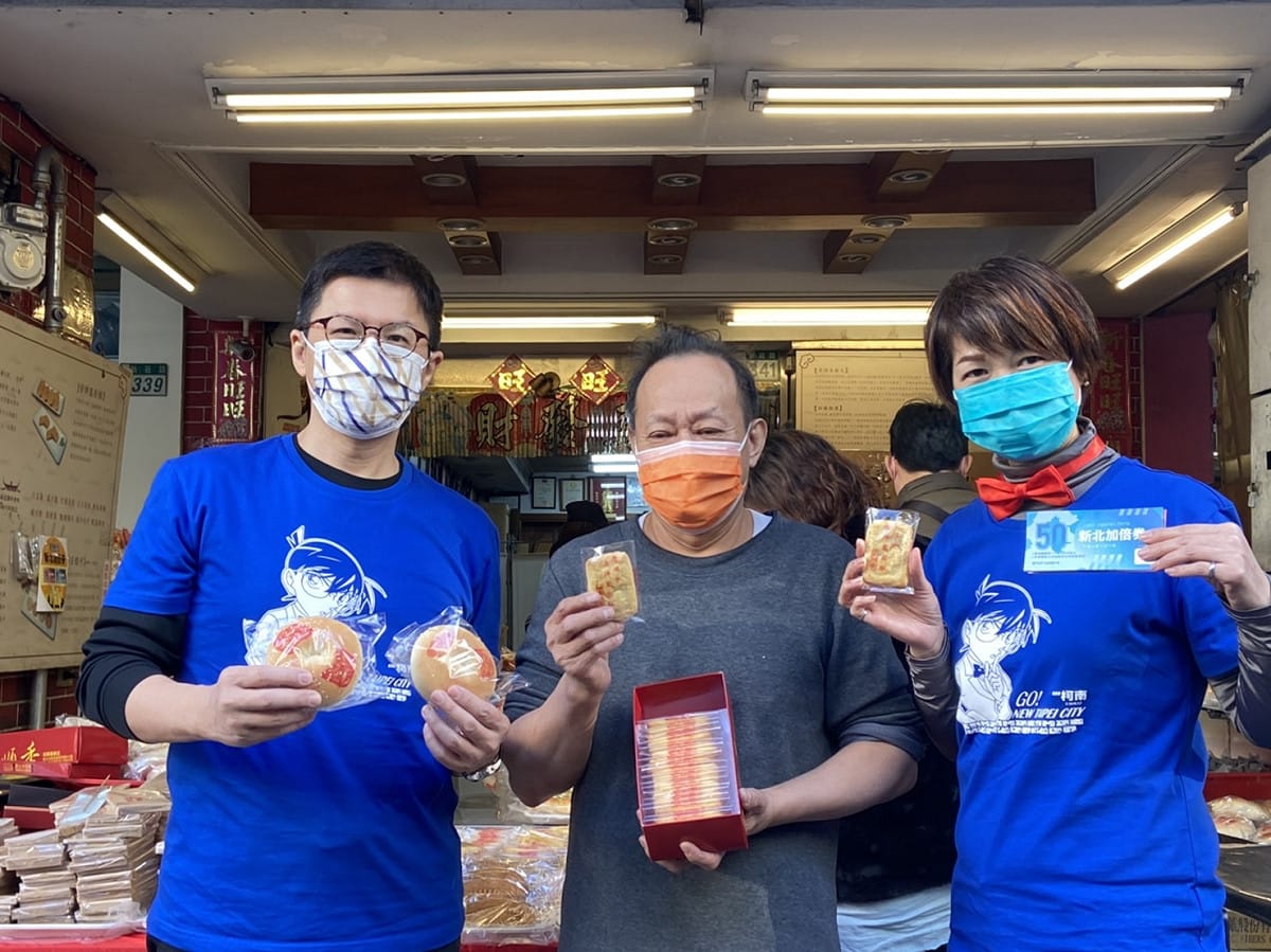 新北市政府首度邀得國際知名動漫《名偵探柯南》進行合作，大批粉絲戴著黑框眼鏡及繫上紅色領結，也有身穿「柯南藍」上衣，或是裝扮成怪盜基德、毛利小五郎等角色投入解謎遊戲，沸騰整條新莊廟街。 圖：新北市文化局提供