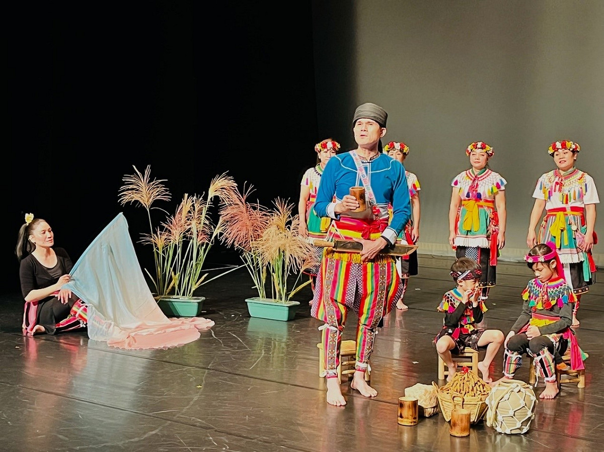 旅北都蘭部落文化藝術團演出到歌舞音樂劇《小米祭》，呈現對上天滿滿的知足與感恩的涵義，以傳統歌舞呈現族人謝天感恩的豐年祭。 圖：新北市原民局提供