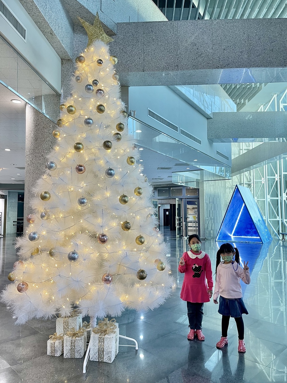 屯區藝文中心的雪白耶誕樹。 台中市政府/提供