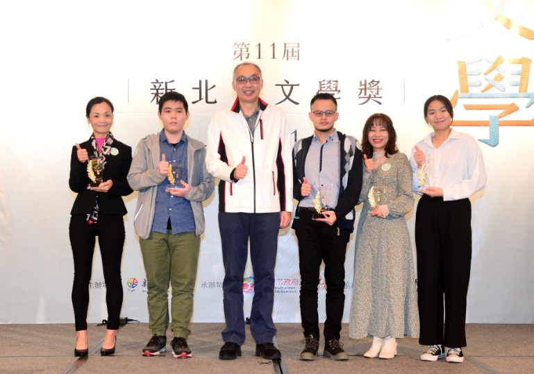 新北副市長謝政達(左三)於2021新北文學頒獎典禮與這屆散文一般組、散文青春組、短篇小說組、繪本故事組、新住民文學創作組(從左至右)首獎得主合影(散文青春組首獎由得獎者親友代領)。 圖：新北市文化局提供