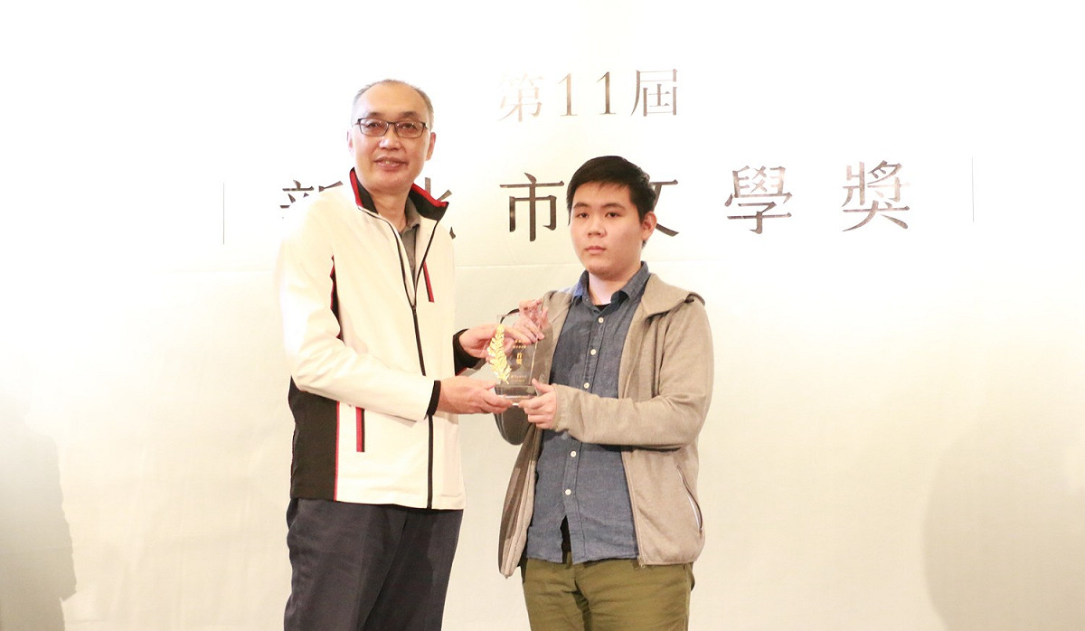 新北副市長謝政達(左)頒發散文青春組首獎予得獎者崔嘉元的親友代領。 圖：新北市文化局提供