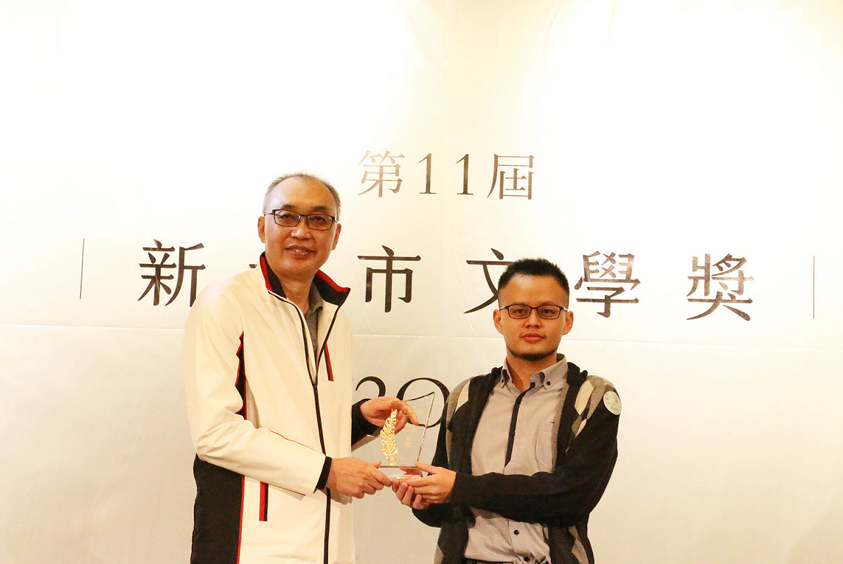 新北副市長謝政達(左)頒發短篇小說組首獎予得獎者黃家祥。 圖：新北市文化局提供