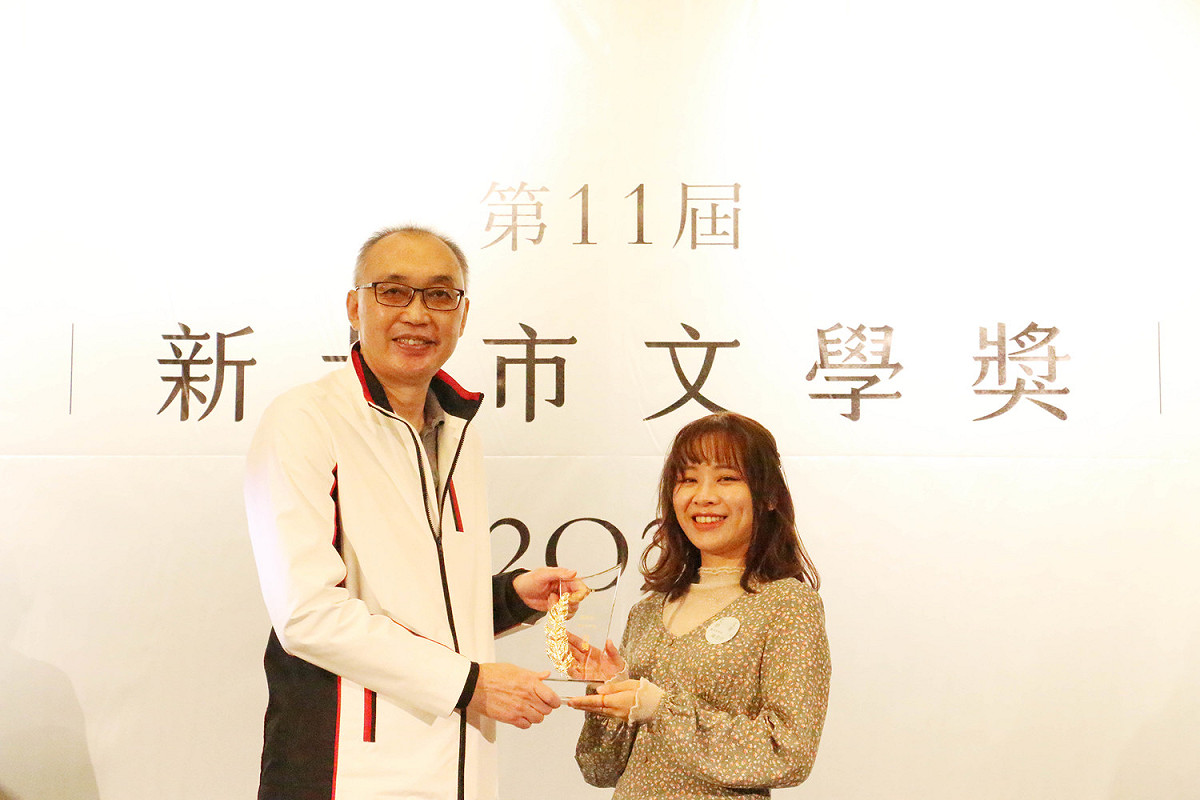 新北副市長謝政達(左)頒發繪本故事組首獎予得獎者陳思妤。 圖：新北市文化局提供