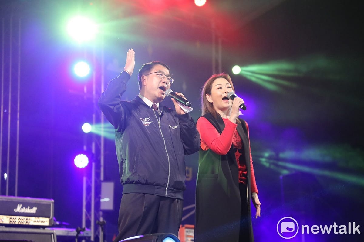 「2022台南耶誕跨年系列活動」第一場演唱會「原聲草地音樂會」登場，台南市長黃偉哲特別到場與金曲歌后張秀卿合唱膾炙人口的《車站》。 圖：台南市政府提供
