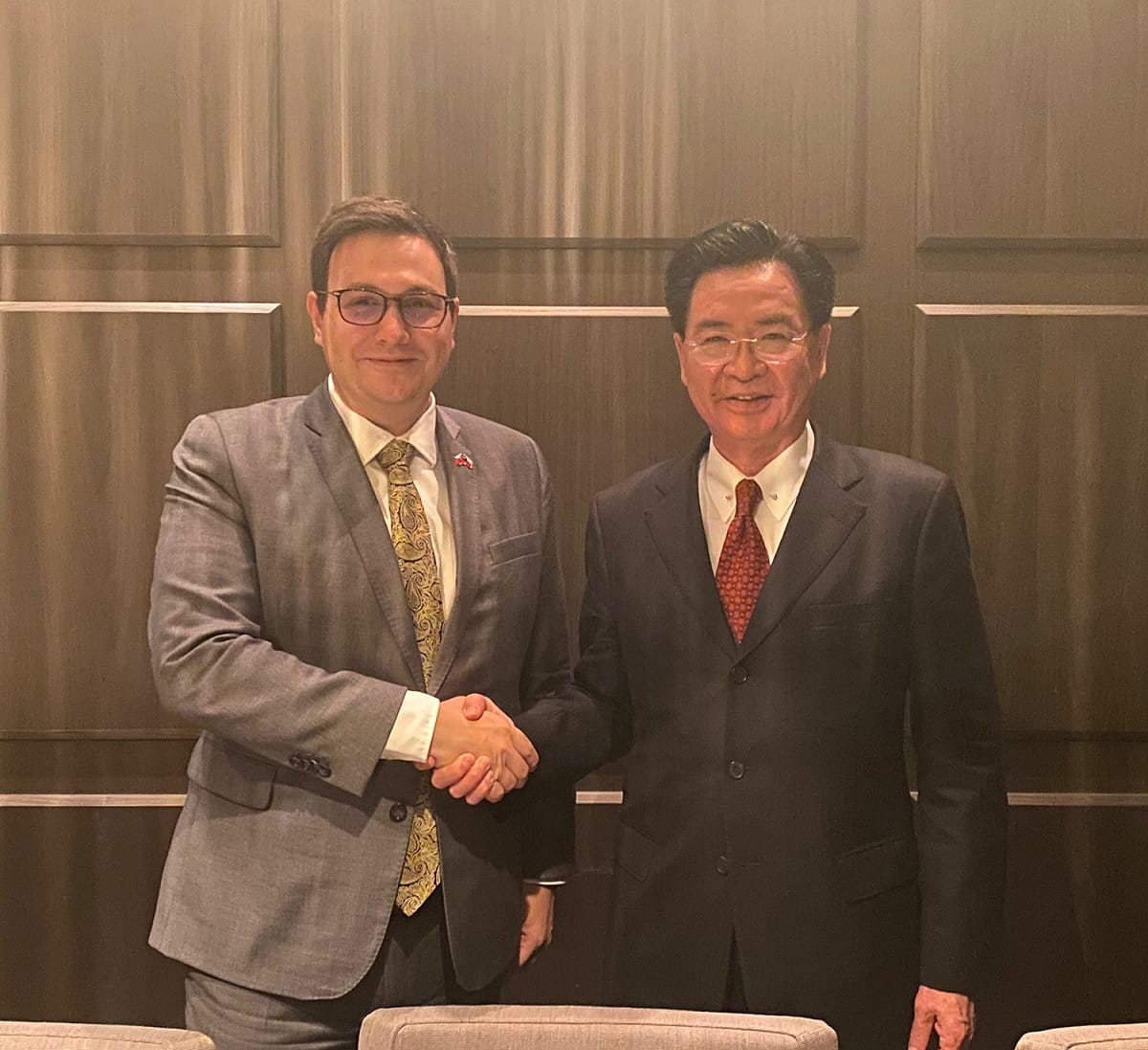 捷克新任外交部長利帕夫斯基（左）今年10月訪台，與我外交部長吳釗燮會晤，強調兩國有共同價值，「民主國家應該團結在一起」。 圖：翻攝自利帕夫斯基推特
