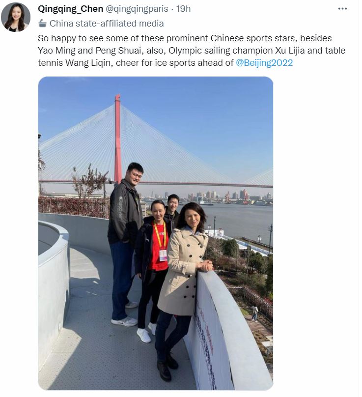 《環球時報》記者陳青青曝光彭帥(中)最新動態，她與中國籃球名將姚明(左)、乒乓球選手王勵勤(後)、帆船女將徐莉佳(前)合影。 圖：翻攝自陳青青推特