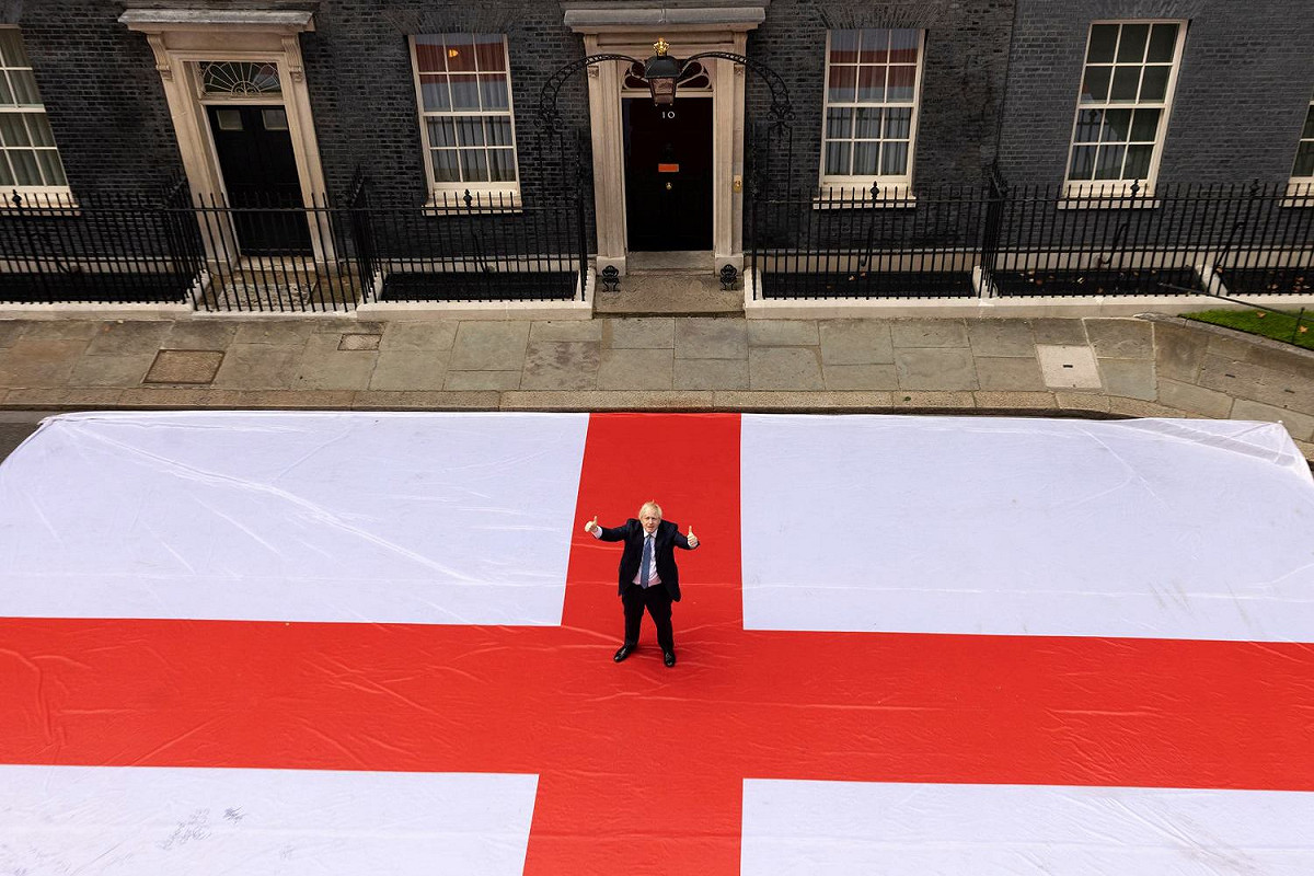 英國首相強生在唐寧街10號的首相官邸前，喊話相信英國加油。 圖：翻攝自強生臉書