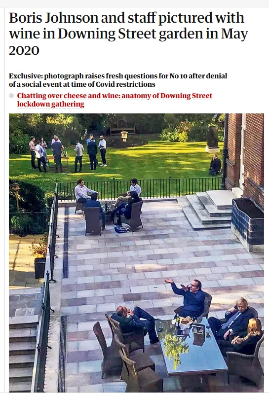 英國《衛報》刊登2020年年5月15日，首相強生（前排右二）和他的妻子凱莉（前排右）疑似違反防疫規定，抱著嬰兒與10多人在唐寧街10號花園聚會照片。 圖：翻攝自《衛報》