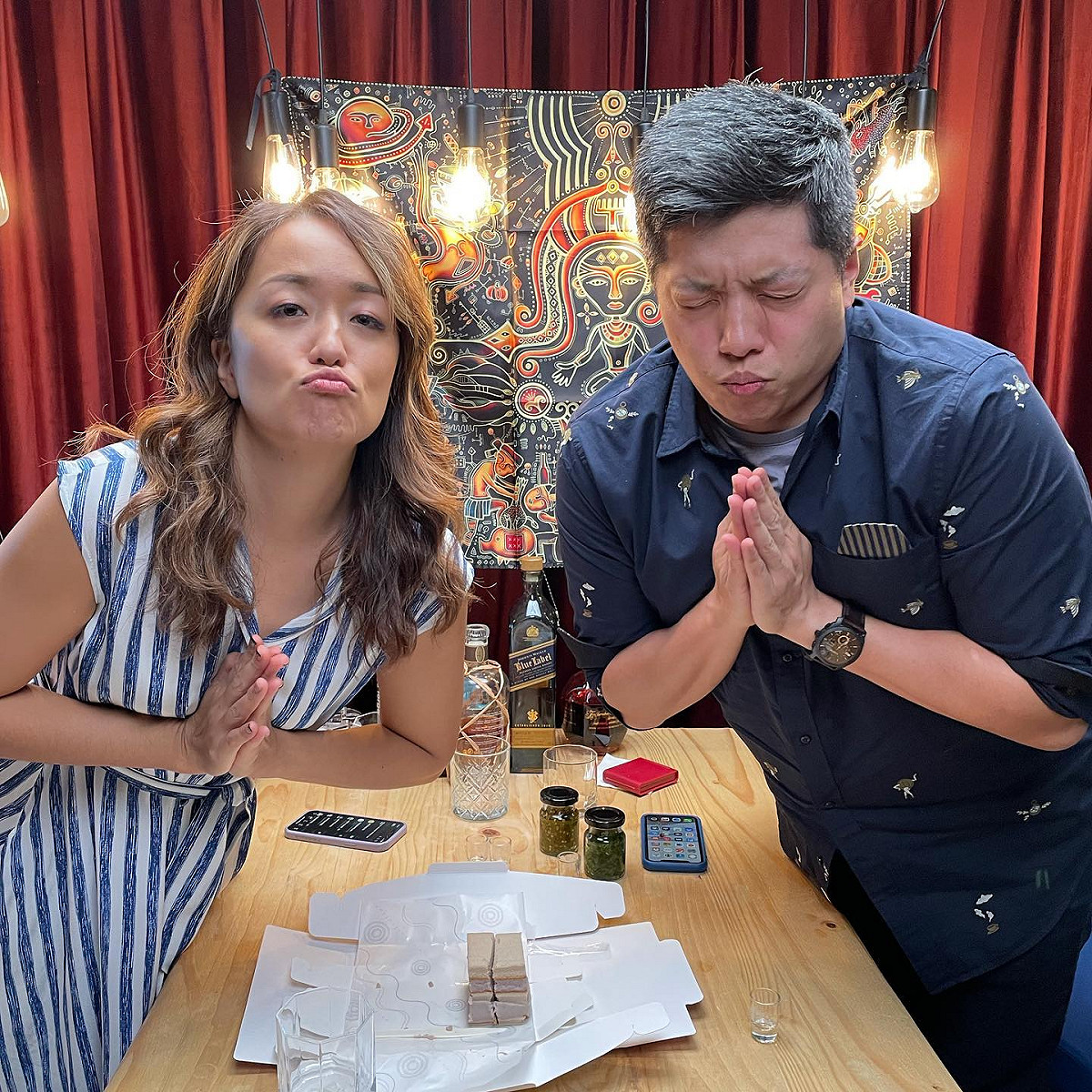 雙語新聞Podcast《百靈果NEWS》主持人凱莉(左)與 Ken(右)。 圖：翻攝自百靈果NEWS臉書
