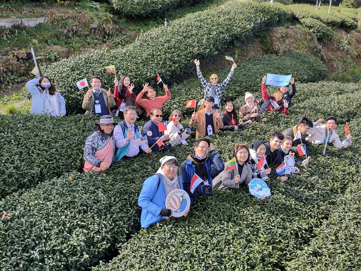 外籍生到梨山採茶。 參山國家風景區管理處/提供