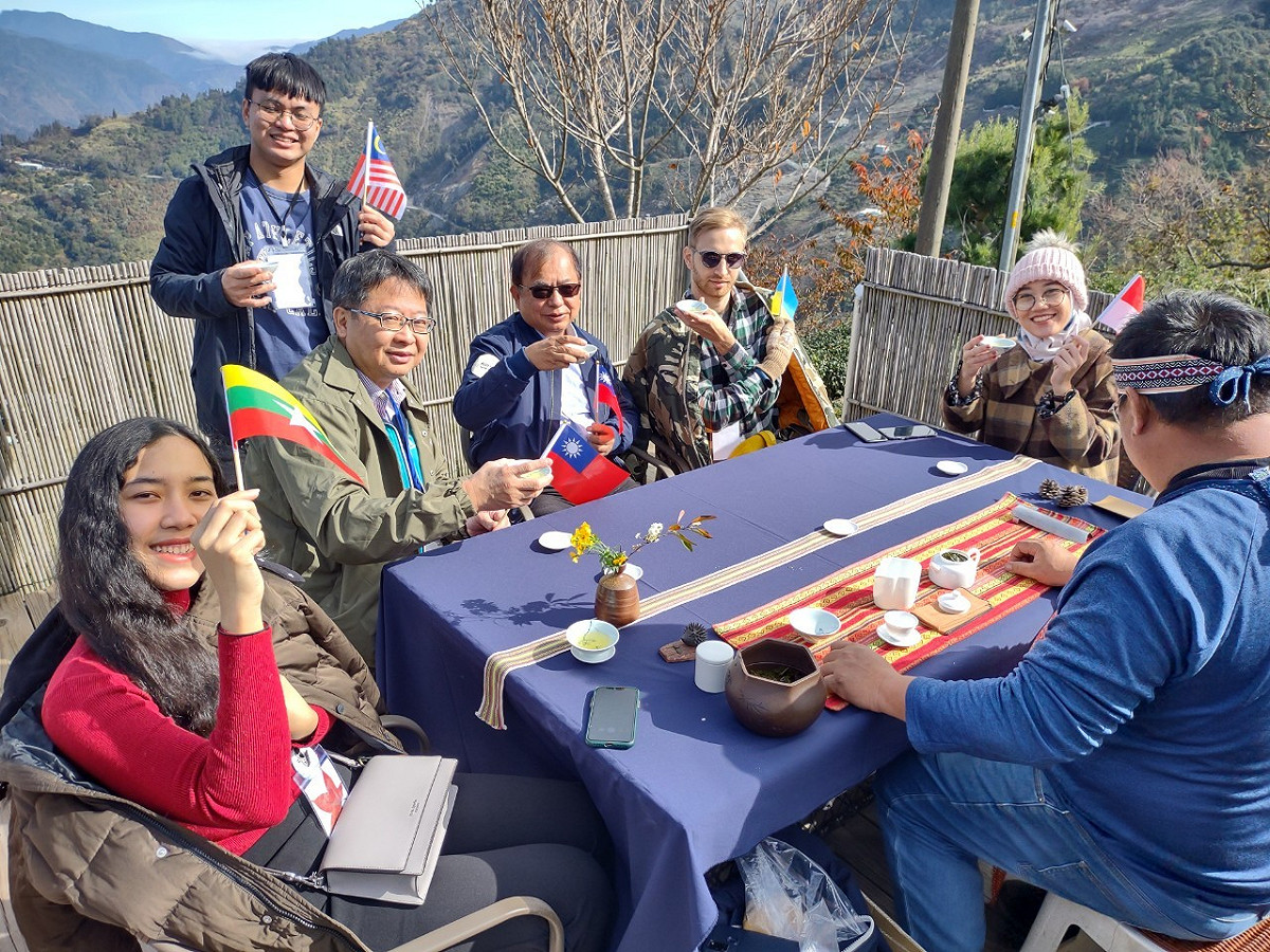 外籍生到梨山品茶。 參山國家風景區管理處/提供