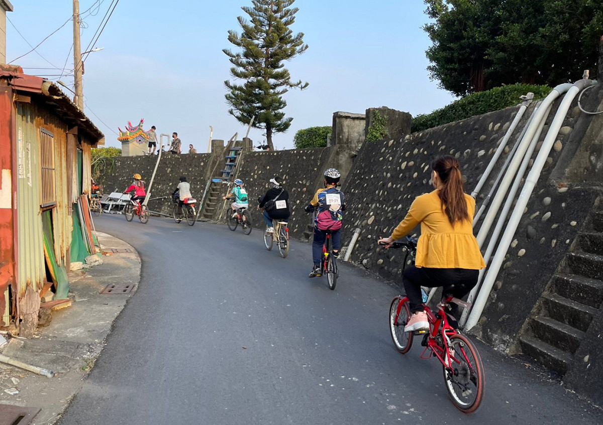 騎單車體驗林園漁村風情。 圖：高雄市觀光局提供