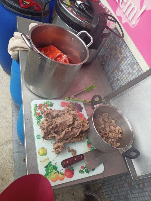 動保員每週3次料理鮮食給毛寶貝補充營養。 圖：新北市動保處提供