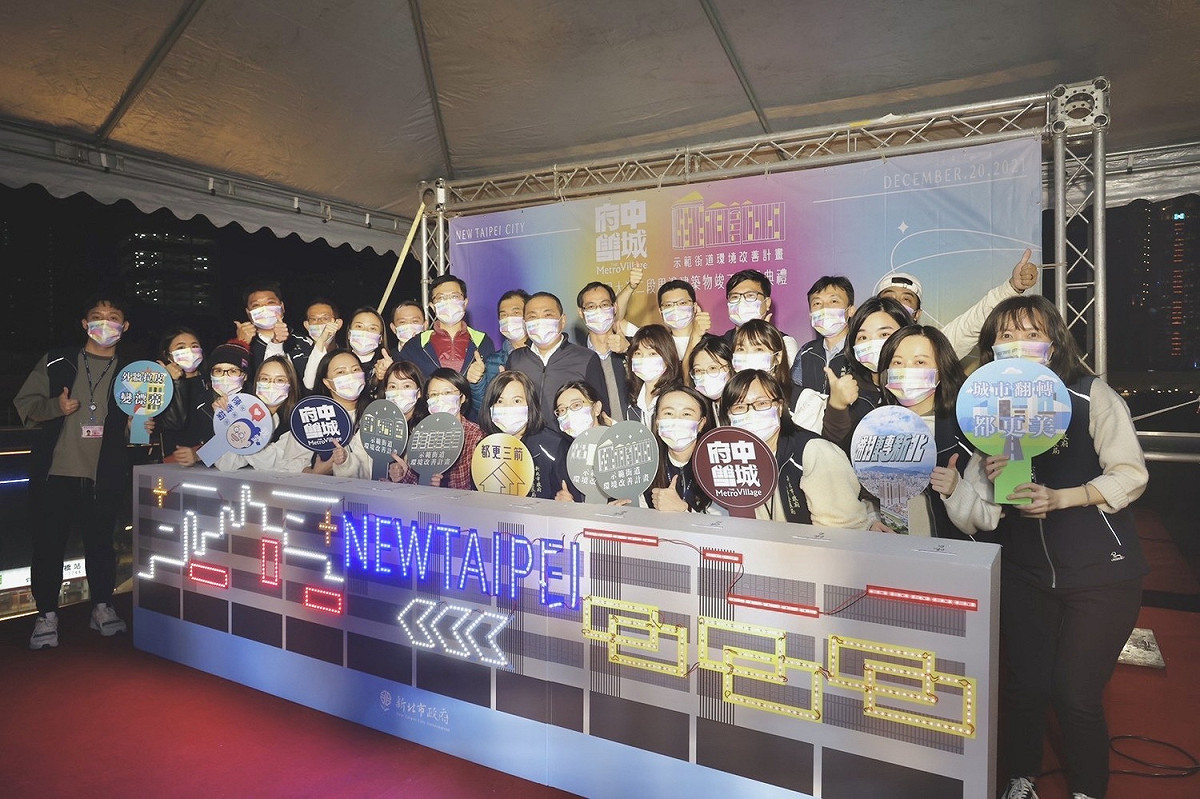 侯友宜與示範街道整建維護團隊合影留念。 圖：新北市都更處提供