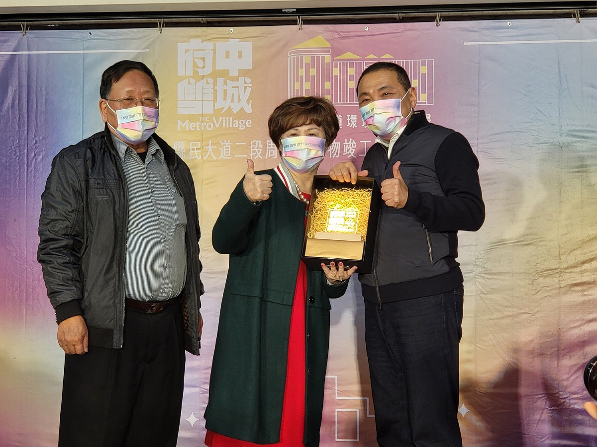 侯友宜致贈示範街道紀念燈座予住戶代表。 圖：新北市都更處提供