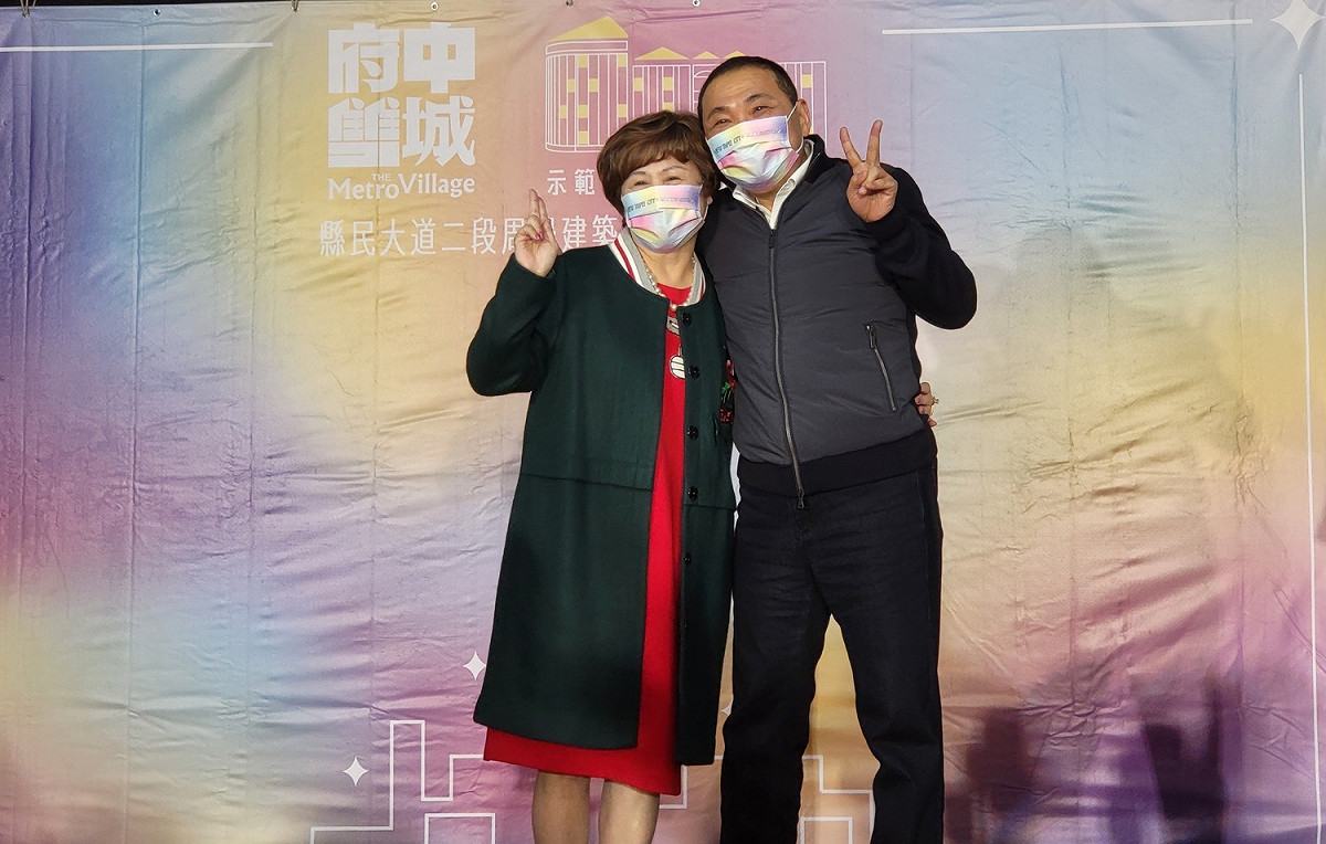 侯友宜與住戶代表合影留念。 圖：新北市都更處提供