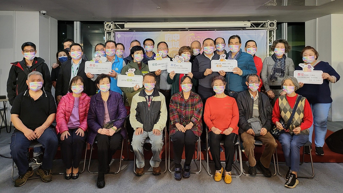 侯友宜與縣民大道二段示範標的住戶們合影留念。 圖：新北市都更處提供