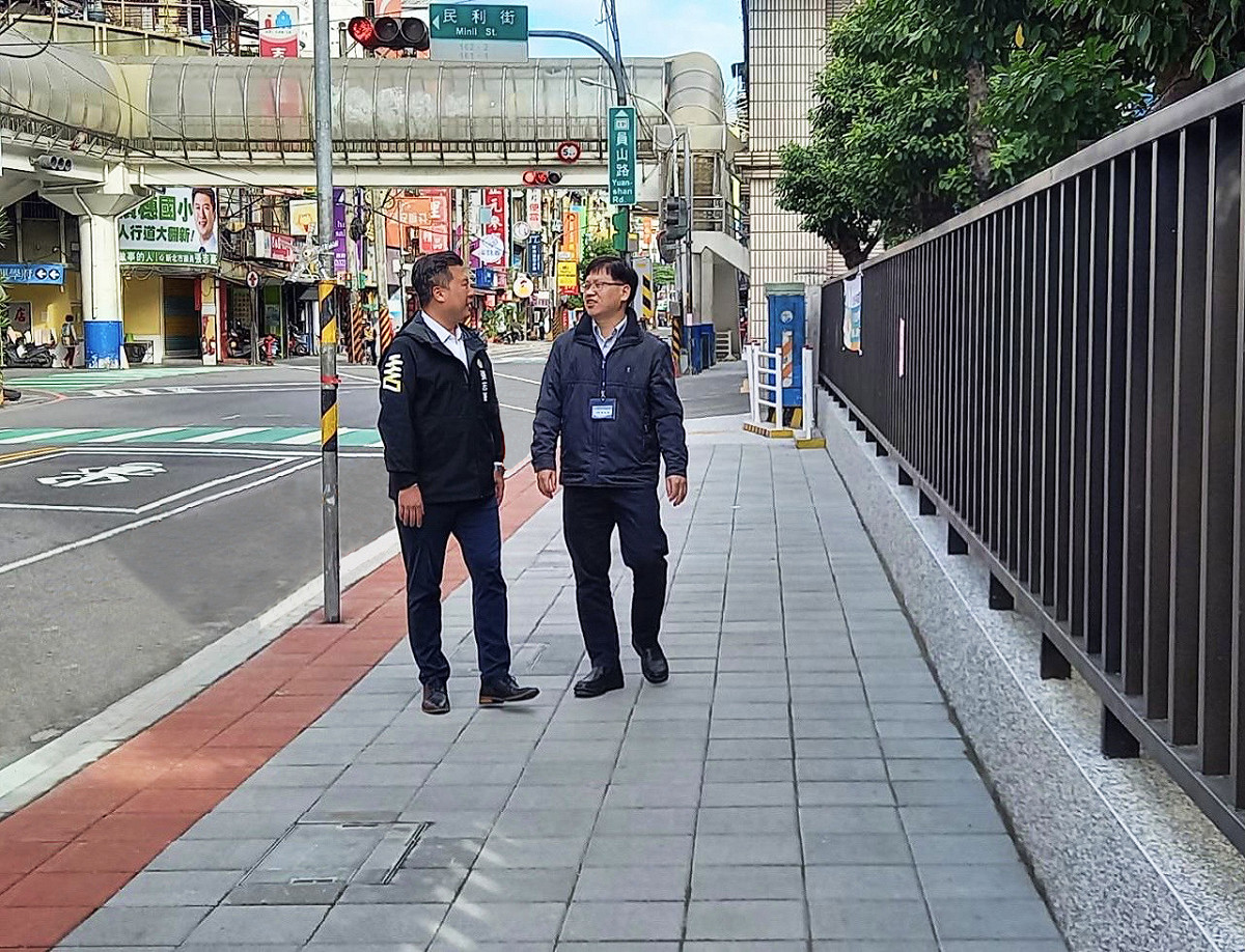 新北市議員張志豪(左)數次會勘積穗國小校門口人行道。 圖：張志豪服務處提供