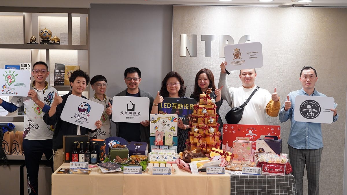 經發局長何怡明(右4)與耶誕市集業者合影。 圖：新北市經發局提供