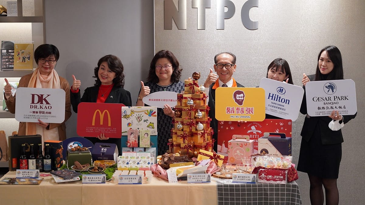 經發局長何怡明(右4)與加倍券公益回饋業者合影。 圖：新北市經發局提供