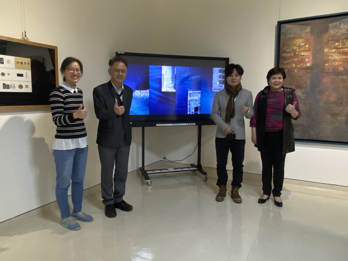磺溪美展新北市巡迴展數位藝術類首獎「磺溪獎」得主黃翰柏(右二)，作品《船岸渠道》以錄像裝置方式，探討移動、遷徙、空間、疆界等議題。 圖：新北市文化局提供