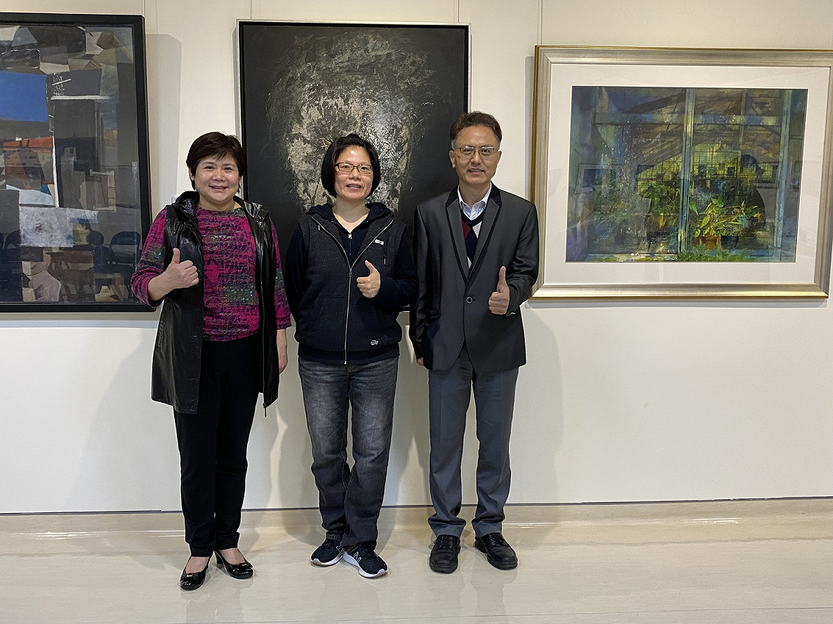 新北市文化局主任秘書翁玉琴(左)與彰化縣文化局副局長吳文昇(右)，一同於磺溪美展新北市巡迴展和油畫水彩類優選獎得主林麗雲(圖中) 合影。 圖：新北市文化局提供
