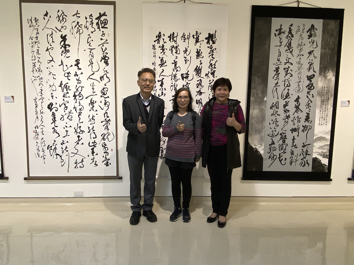 新北市文化局主任秘書翁玉琴(右)與彰化縣文化局副局長吳文昇(左)，一同於磺溪美展新北市巡迴展和書法篆刻類入選獎得主簡麗珠(中) 合影。 圖：新北市文化局提供