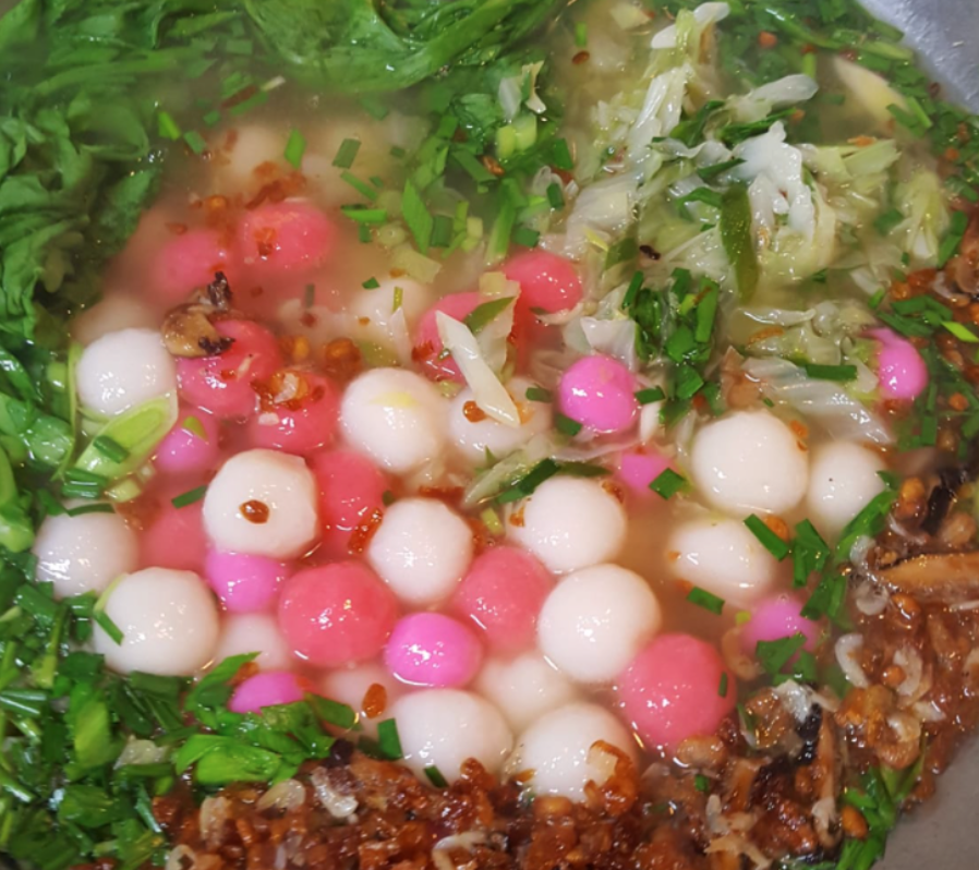 不少人早已準備好要在今天煮湯圓過冬至，就有一名媽媽分享「客家鹹湯圓」的簡易作法，貼文一出，老饕全流口水。 圖：翻攝自《廚藝公社》