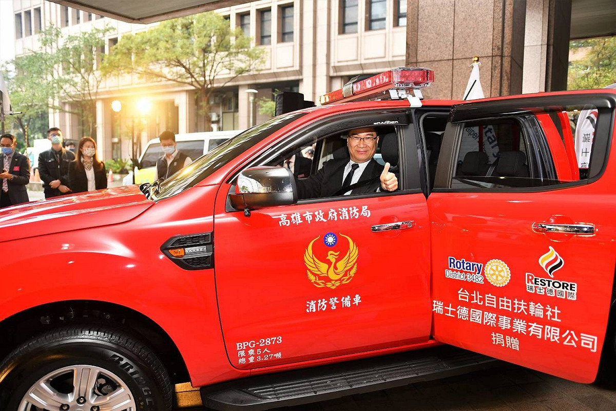 內政部長徐國勇今(21)日代表接受台北自由扶輪社與瑞士德國際事業有限公司捐贈2輛「消防災情勘查車」。 圖：內政部提供