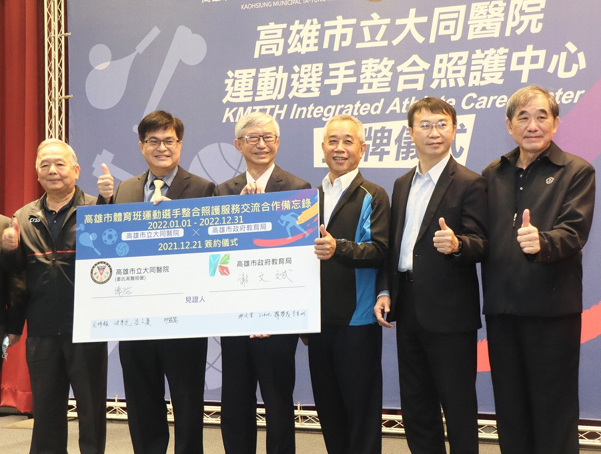 高市教育局長謝文斌(左二)與大同醫院院長傅尹志(中)簽約。 圖：高雄市教育局提供