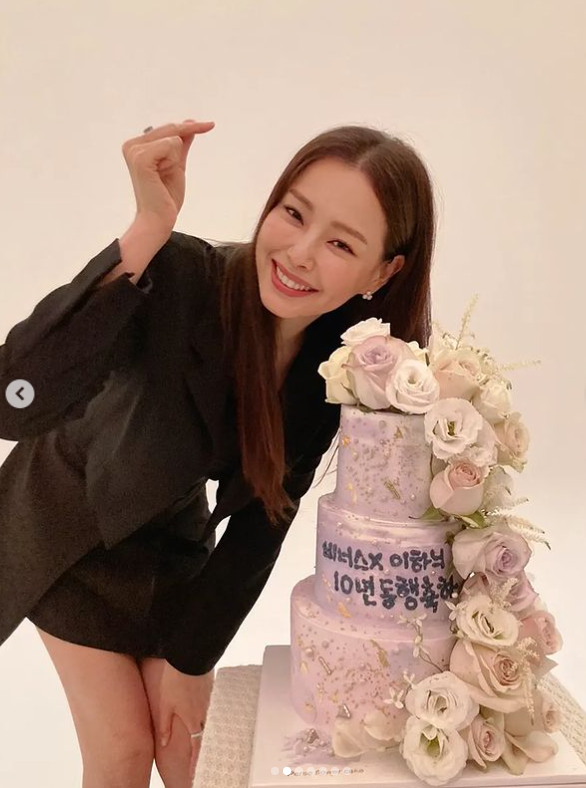 李荷妮今(21)日宣布與圈外男友結婚，兩人在家人的見證下進行登記儀式。 圖：翻攝自IG/honey_lee32