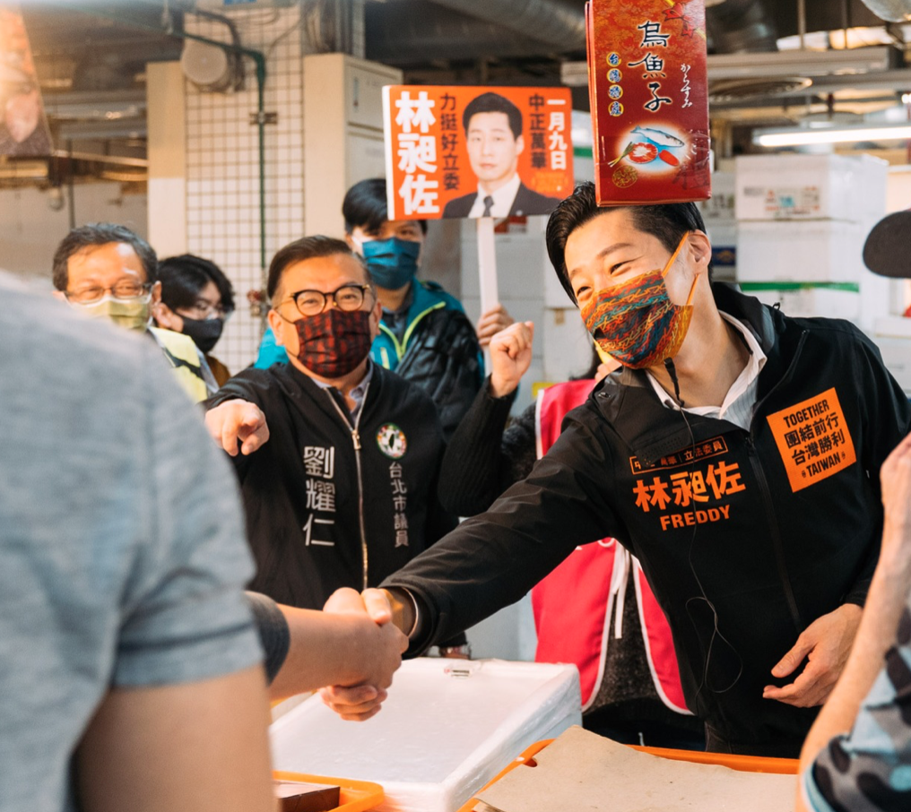 無黨籍立委林昶佐今（21)日持續為罷免案掃街拜票 圖/取自林昶佐臉書