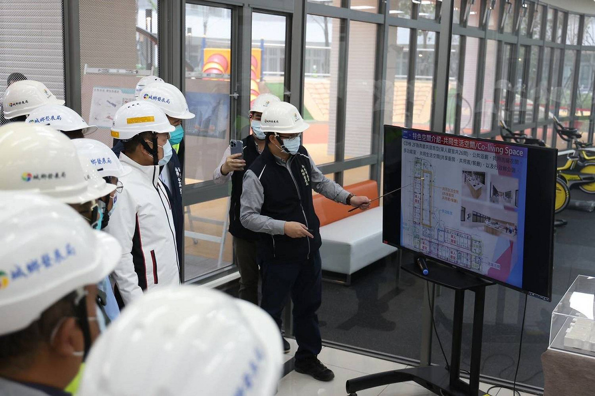 侯友宜及貴賓聽取土城員和住宅簡報。 圖：新北市城鄉局提供