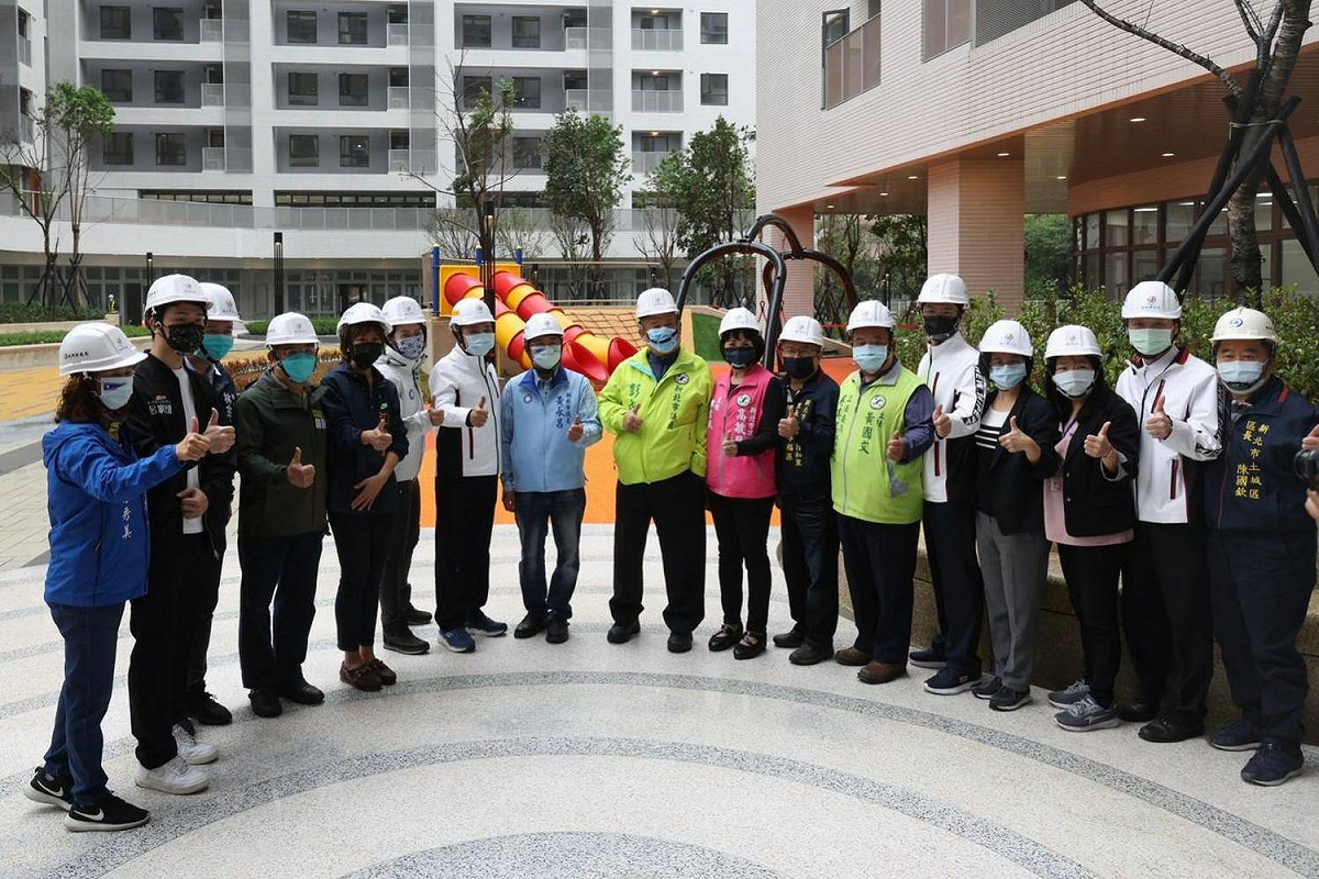 侯友宜及地方人士合影留念。 圖：新北市城鄉局提供