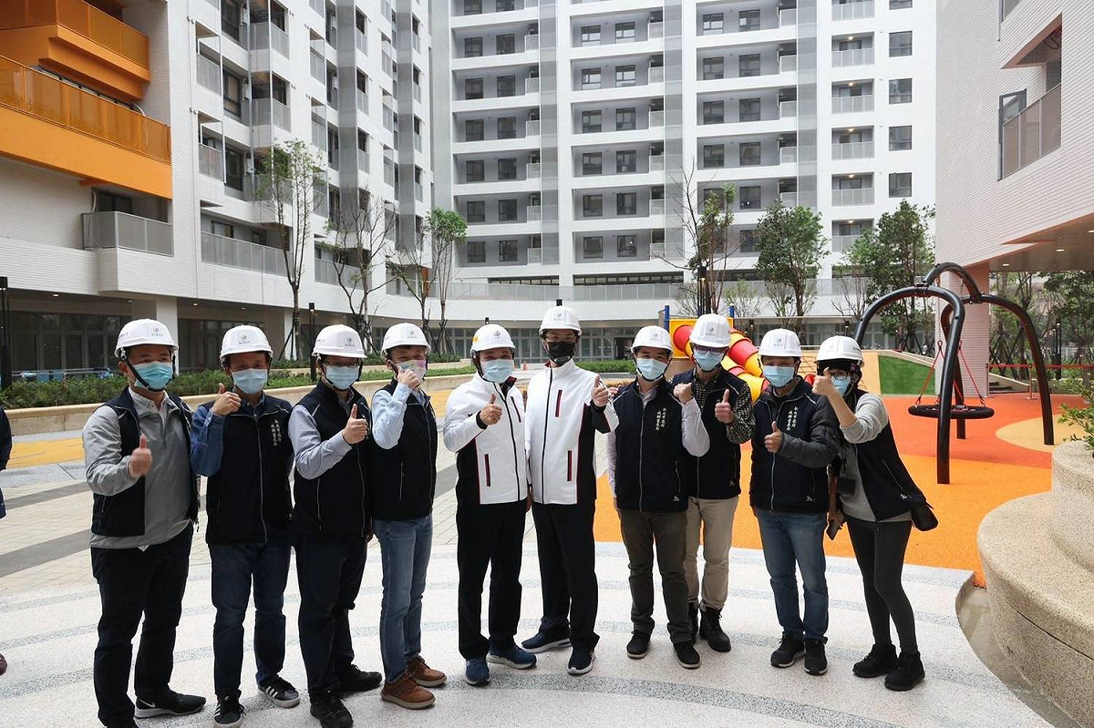 侯友宜與城鄉局團隊合影留念。 圖：新北市城鄉局提供
