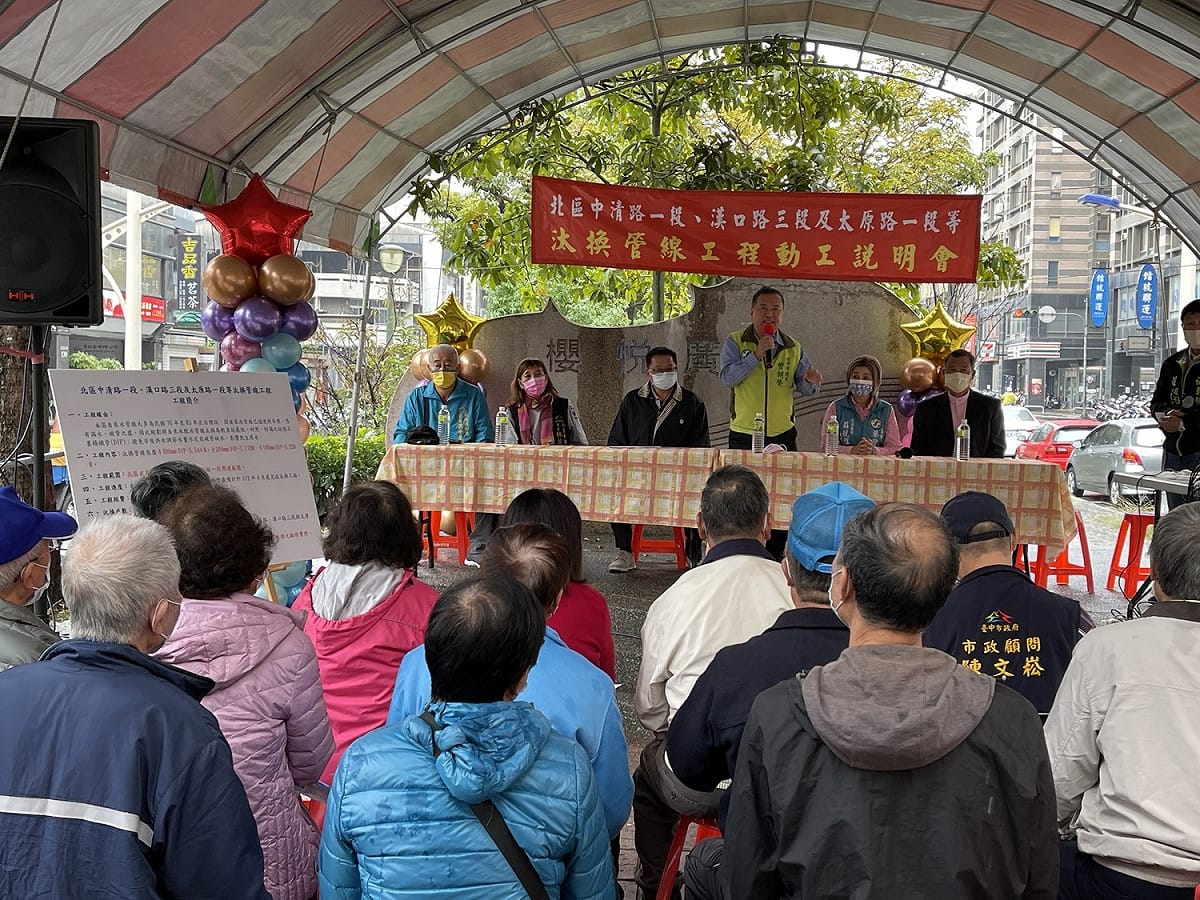 市議員曾朝榮向里民說明自來水管汰換工程進度。 莊競程服務處/提供