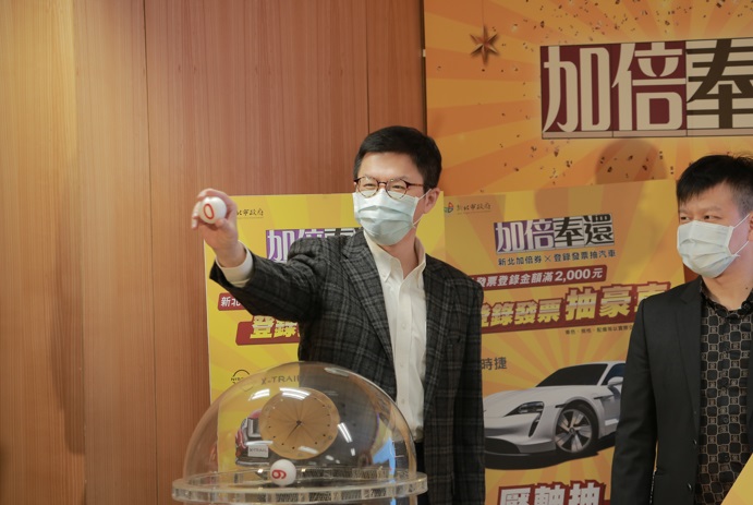 新北副秘書長張其強抽出「X-TRAIL 2.0L 智行+電動尾門卓越精裝版」百萬汽車得主。 圖：新北市經發局提供