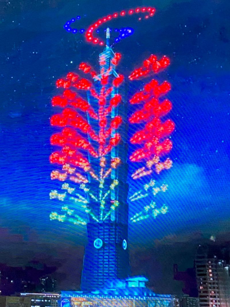 七彩漸層耀眼彩虹。 圖：台北101／提供