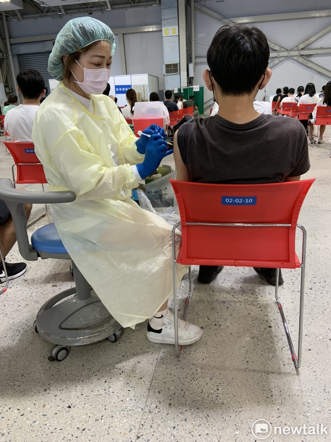 明年元旦起，24場所人員需接種2劑COVID-19疫苗（示意圖）。 圖：張家寧／攝