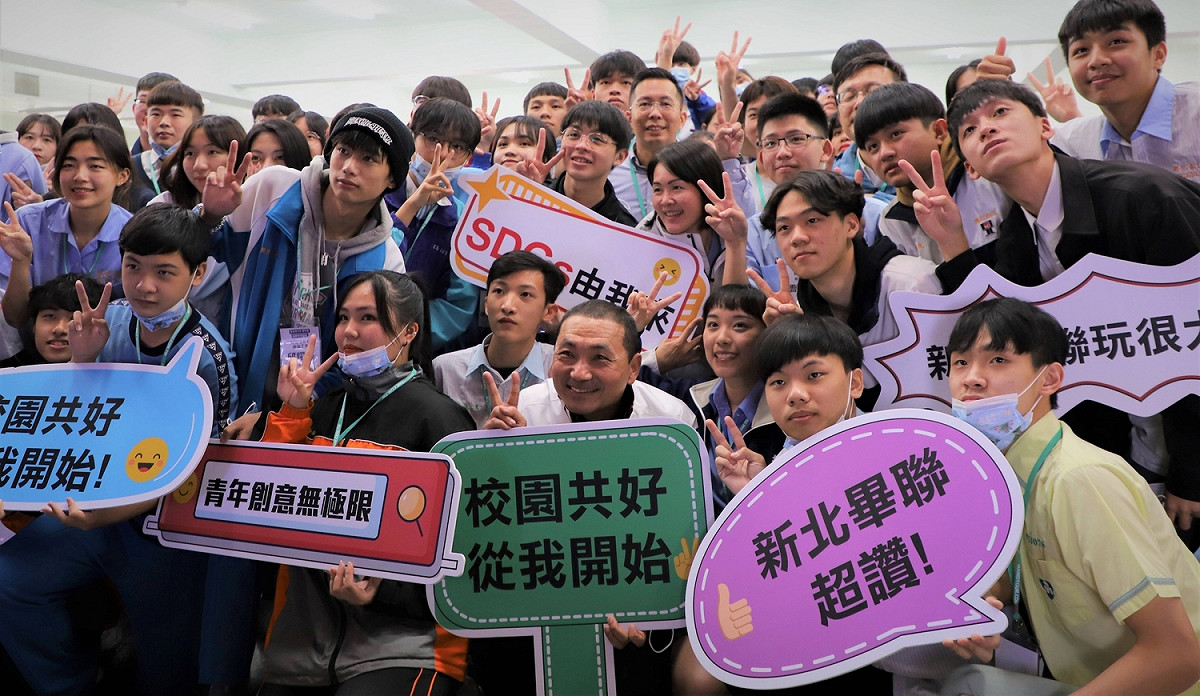 侯友宜期許青年學子以達成SDGs目標出發，將倡議超級任務帶回校園實踐。 圖：新北市教育局/提供