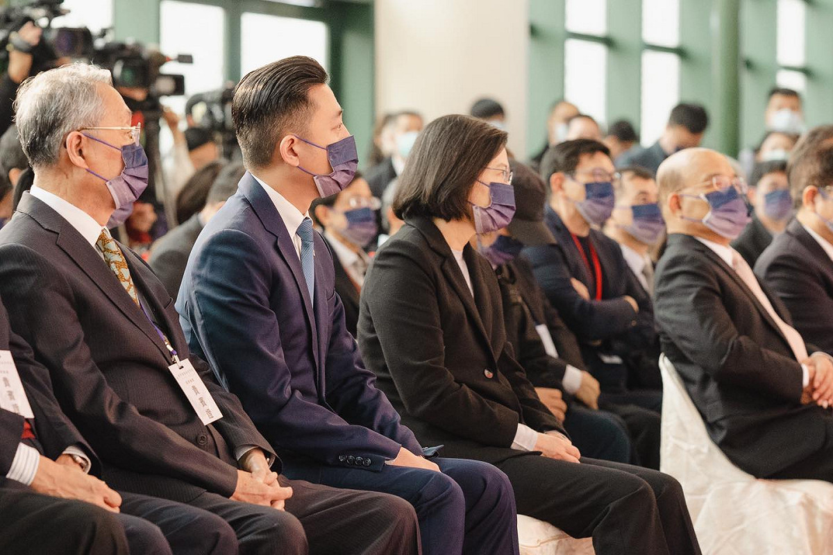 國立陽明交通大學產學創新研究學院揭牌典禮，總統蔡英文、行政院長蘇貞昌與新竹市長林智堅比鄰而坐。 圖：翻攝林智堅臉書