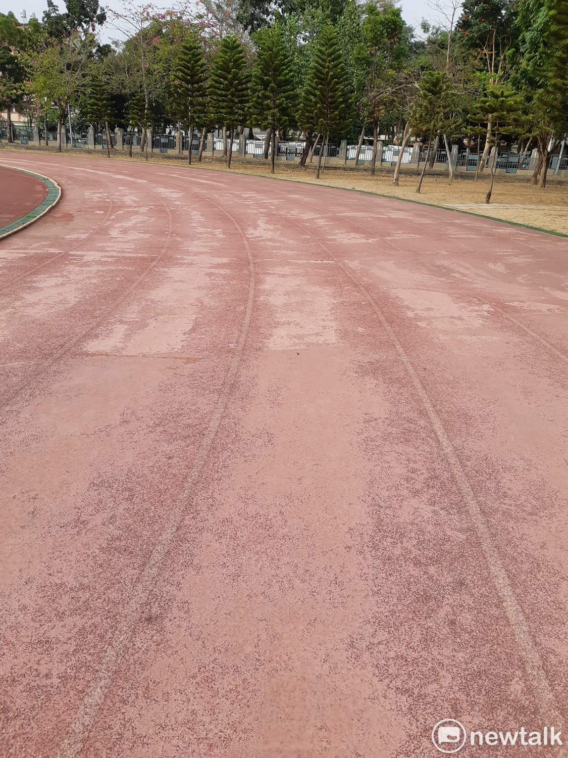嘉義大學新民校區操場跑道重建之前相當老舊，容易發生運動傷害。 圖：蔡坤龍/攝（資料照）