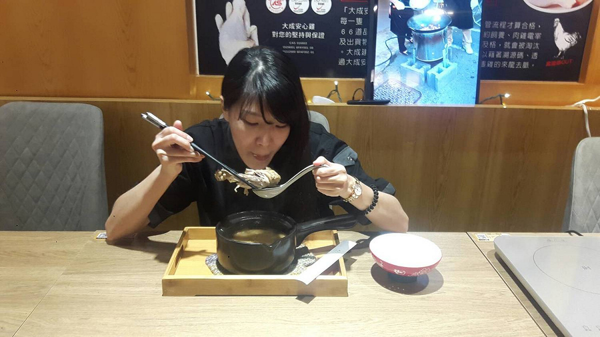女生吃人蔘雞可調理手腳冰冷。 圖：孫家銘攝