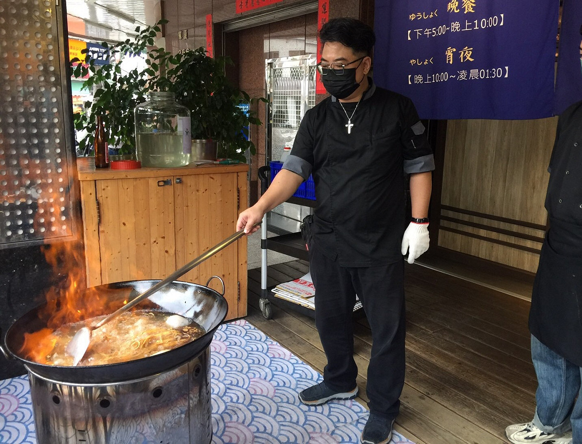 「城裡的月光」創始的火燒雞。 圖：孫家銘攝