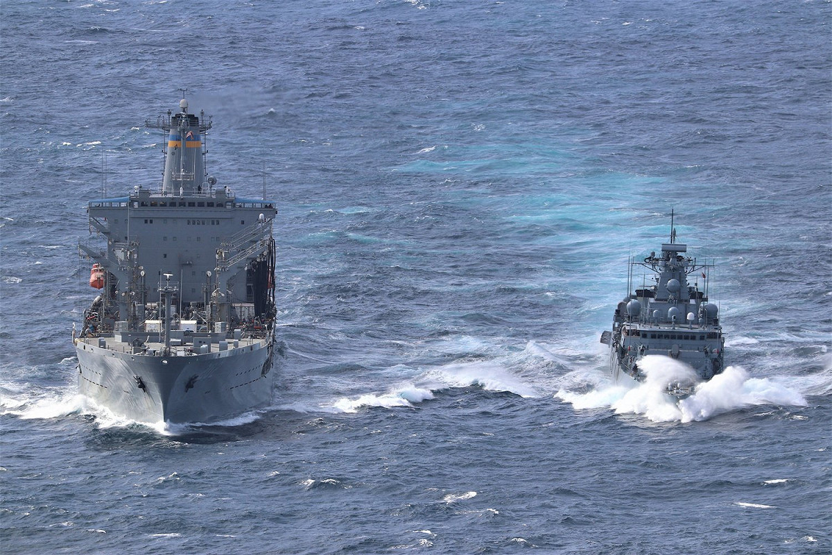 德國軍艦近20年來首度航行南海，巴伐利亞號在推特表示受到美軍多方協助，包括提供補給。 圖：翻攝自巴伐利亞號推特