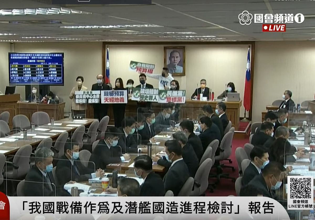 立法院外交及國防委員會召開期間，眾國民黨立委表達抗議。 圖：擷取自國會頻道
