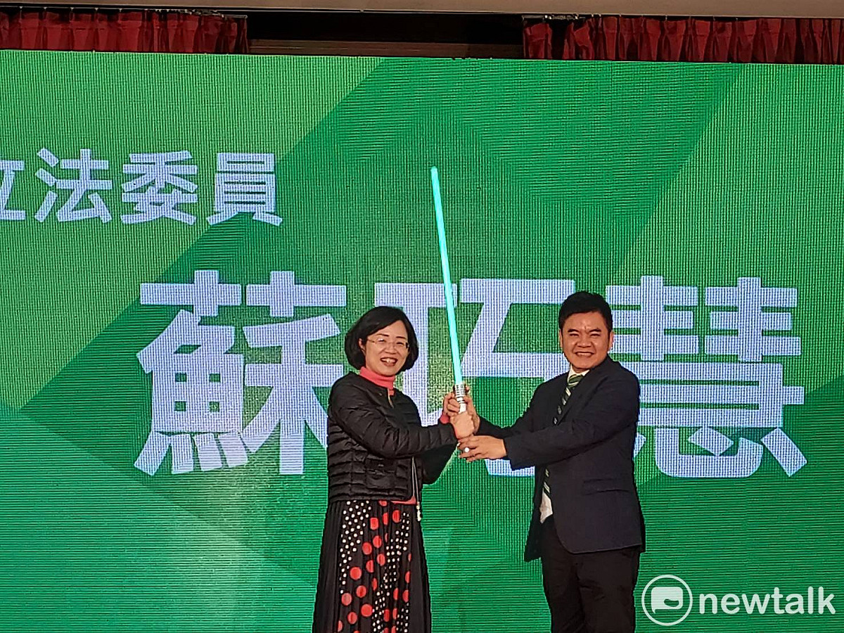 莊瑞雄宣布參選屏東縣長黨內初選，蘇巧慧現身加油打氣，並贈送光劍祝賀。 圖：陳佩君／攝
